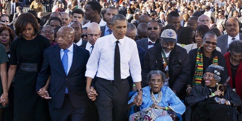 حقيقة صورة أوباما ومشاركته في المظاهرات الأمريكية أوباما