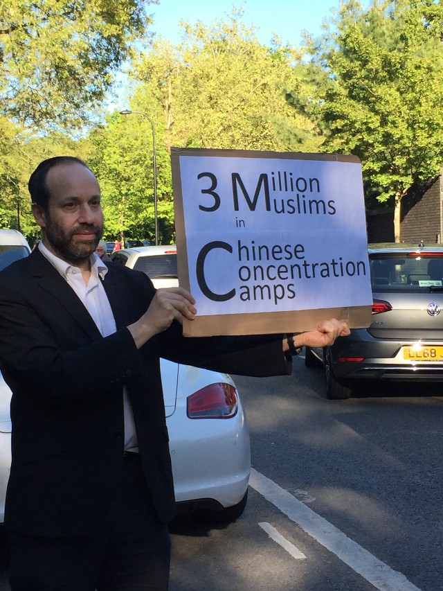 حكاية اليهودي المُدافع عن المسلمين أمام السفارة الصينية بلندن حكاية اليهودي المُدافع عن المسلمين أمام السفارة الصينية بلندن .................