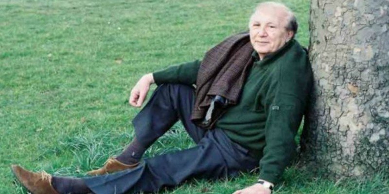 نزار قباني الشاعر الذي أهان المرأة واعتبرته هي أفضل من كتب عنها نزار قباني