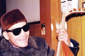 أزمة الشيخ إمام .. العود أم القرآن ؟ أزمة الشيخ إمام .. العود أم القرآن ؟