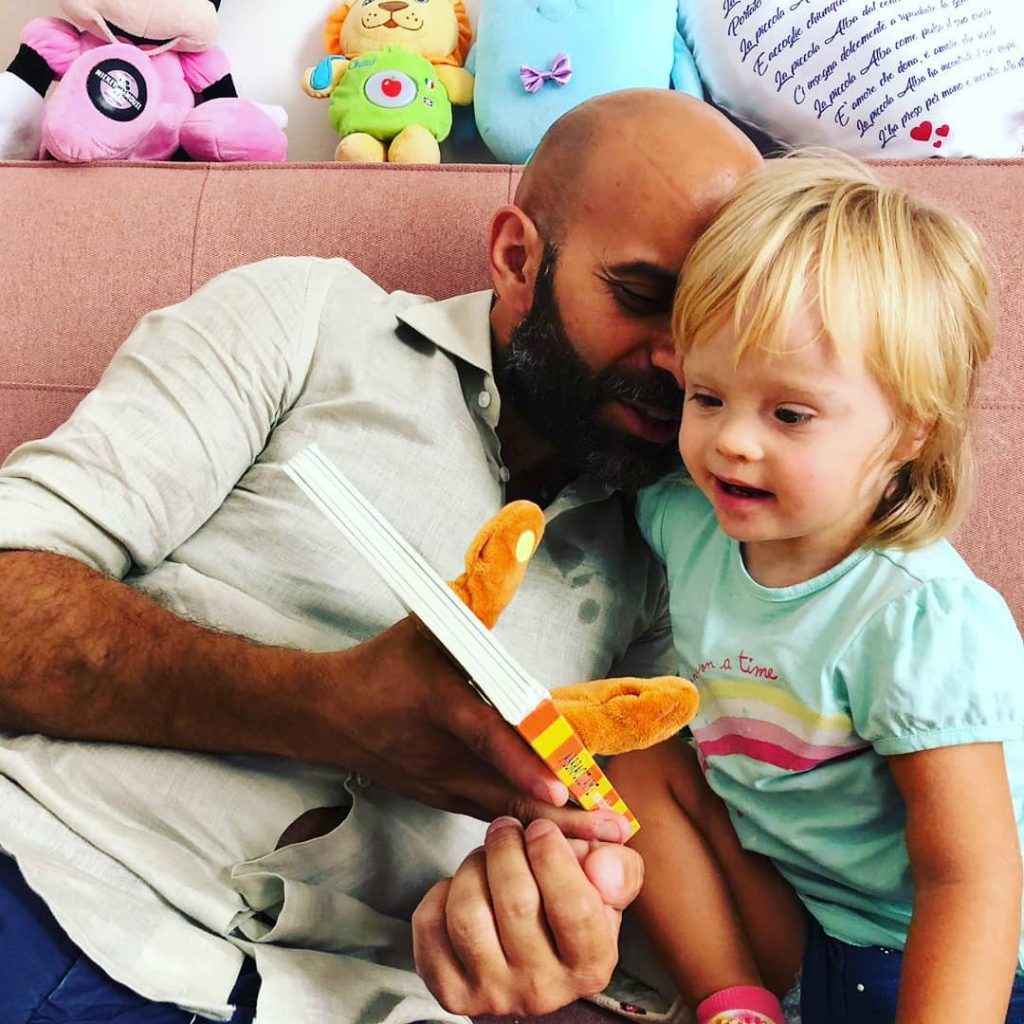 شاب يتبنى طفلة بمتلازمة داون بعدما رفضتها 20 عائلة داون