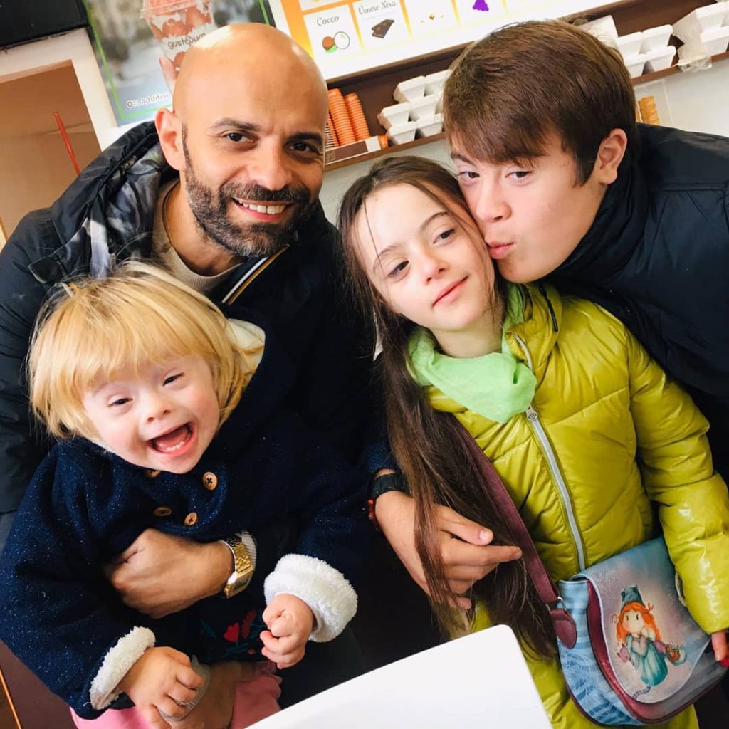 شاب يتبنى طفلة بمتلازمة داون بعدما رفضتها 20 عائلة داون