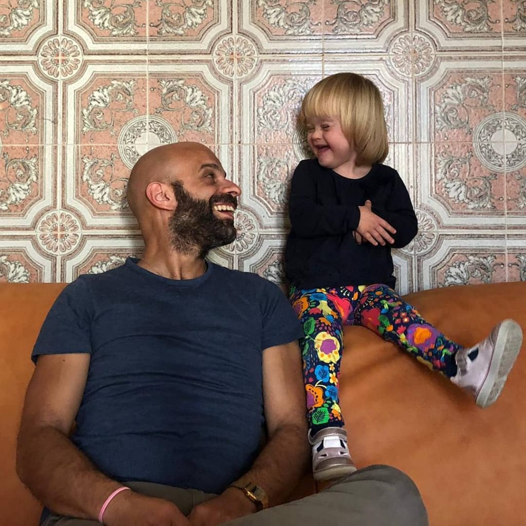 شاب يتبنى طفلة بمتلازمة داون بعدما رفضتها 20 عائلة داون