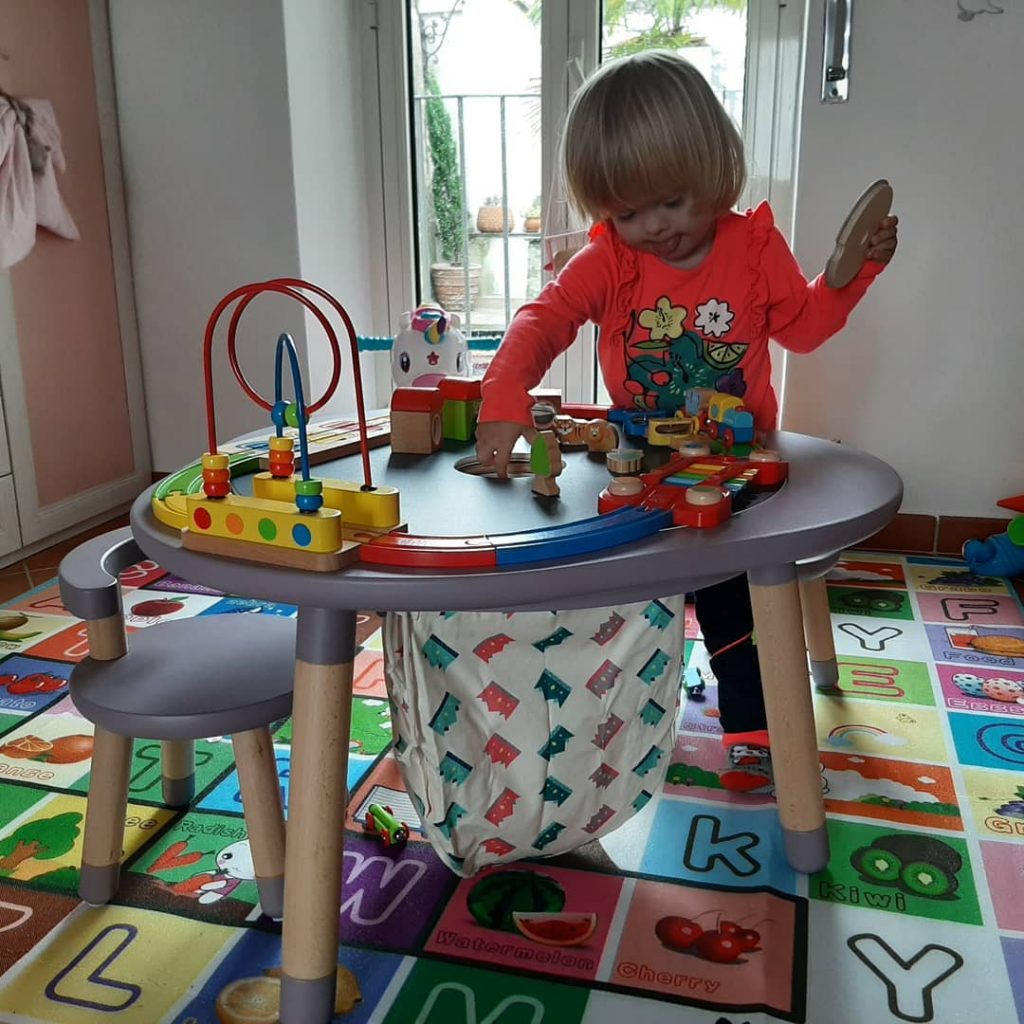 شاب يتبنى طفلة بمتلازمة داون بعدما رفضتها 20 عائلة داون