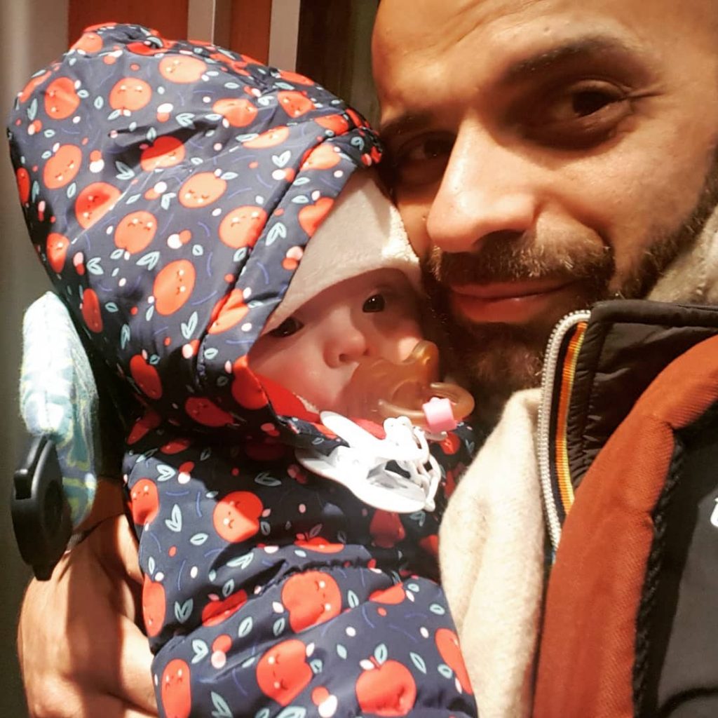 شاب يتبنى طفلة بمتلازمة داون بعدما رفضتها 20 عائلة داون