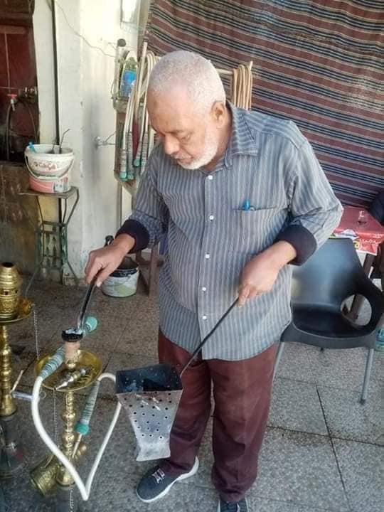 بعد 37 سنة خدمة.. أستاذ “نصر” صبي قهوجي بعد