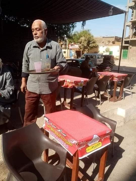 بعد 37 سنة خدمة.. أستاذ “نصر” صبي قهوجي بعد