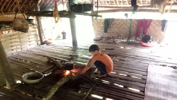 في فيتنام…طفل يفضل العيش بمفرده على التبني بعد خسارة عائلته فيتنام