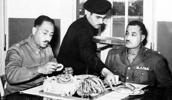 عندما صاح أحد المواطنين: فين السادات يا ريس.. هل كان السبب في تحديد إقامة السادات؟ عندما