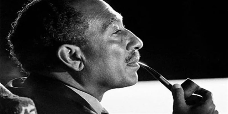 حرف الياء والايشارب الأبيض والرئيس المؤمن..كيف أزعجت هذه التفاصيل “السادات”؟ السادات