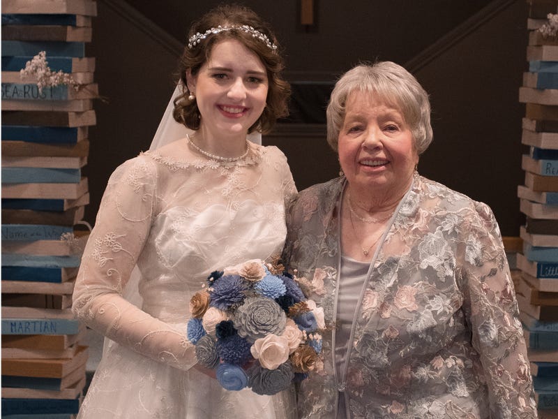 عروس ترتدي فستان زفاف ارتدته جدتها قبل 60 عاماً عروس