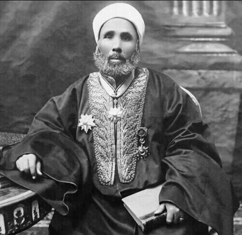 نعم أنا مع شيخ الأزهر ضد التنويريين الجدد محمد بخيت المطيعي