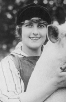 : مذكرات فاطمة رشدي .. كيف أنقذني استيفان روستي من الاختطاف؟ (5) فاطمة رشدي