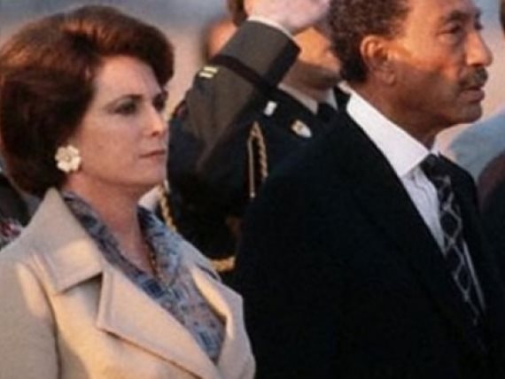 حرف الياء والايشارب الأبيض والرئيس المؤمن..كيف أزعجت هذه التفاصيل “السادات”؟ السادات