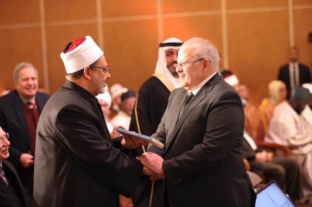 نعم أنا مع شيخ الأزهر ضد التنويريين الجدد رئيس جامعة القاهرة وشيخ الأزهر