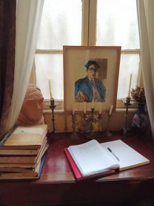 بالصور زيارة لبيت الشاعر اليوناني السكندري “كفافيس” الذي توفى بتاريخ ميلاده! كفافيس