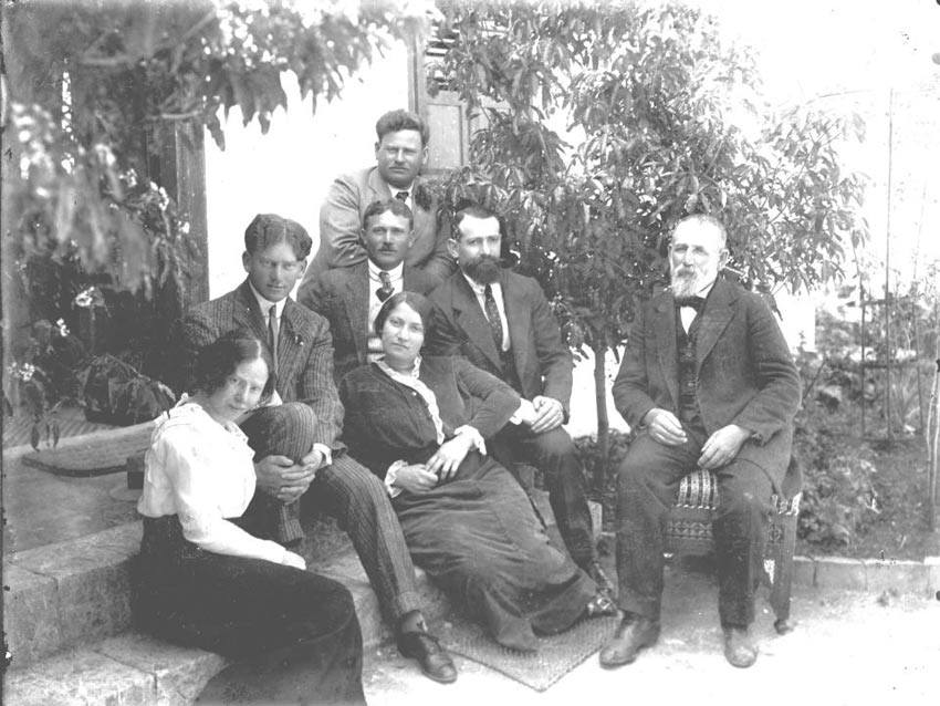 سارة وجمال .. ثنائية رسمت نهاية الدولة العثمانية بالجنس والتجسس سارة مع عائلتها