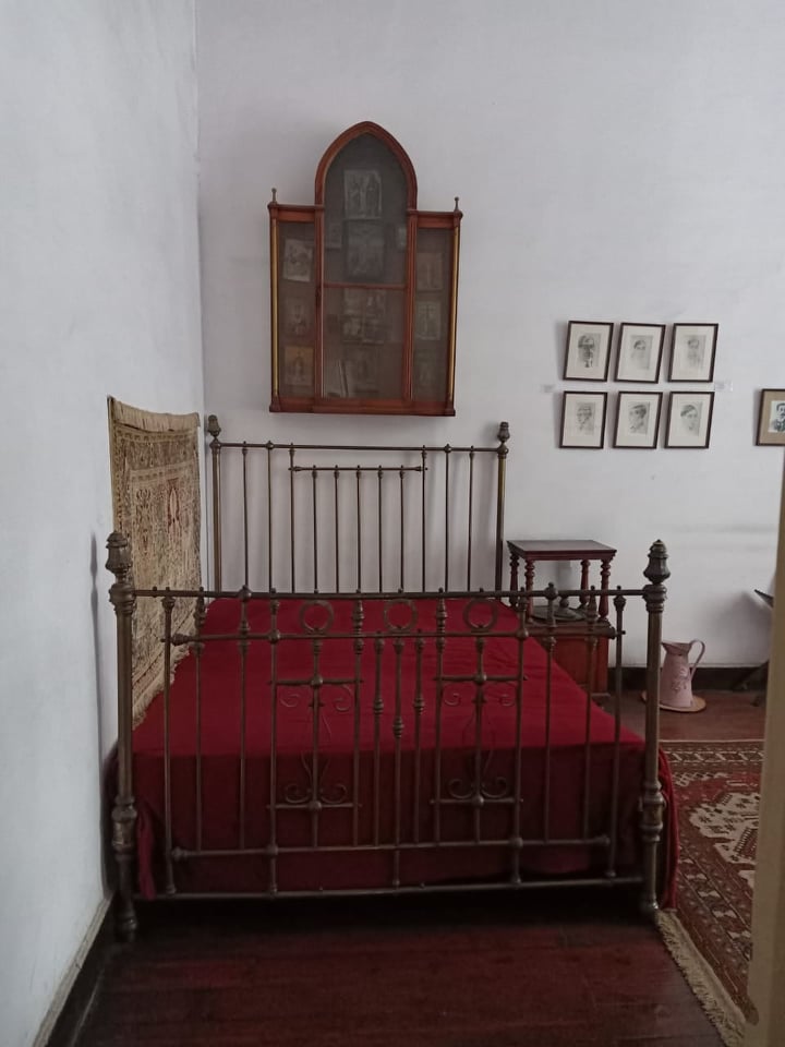 بالصور زيارة لبيت الشاعر اليوناني السكندري “كفافيس” الذي توفى بتاريخ ميلاده! كفافيس