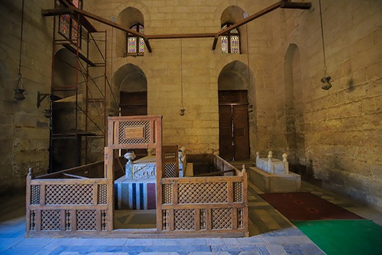 ما بين صاحب مسجد المؤيد شيخ وابنه .. القاتل والقتيل في نفس القبر قبر المؤيد شيخ وابنه