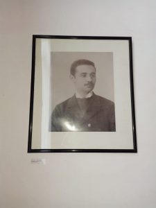 بالصور زيارة لبيت الشاعر اليوناني السكندري “كفافيس” الذي توفى بتاريخ ميلاده! كفافيس