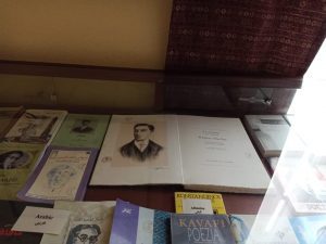 بالصور زيارة لبيت الشاعر اليوناني السكندري “كفافيس” الذي توفى بتاريخ ميلاده! كفافيس