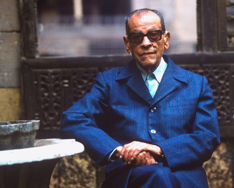 إلى رئيس تحرير الميزان: لست ضدك لكني لن أكون مع مقالك عن التنويريين نجيب محفوظ