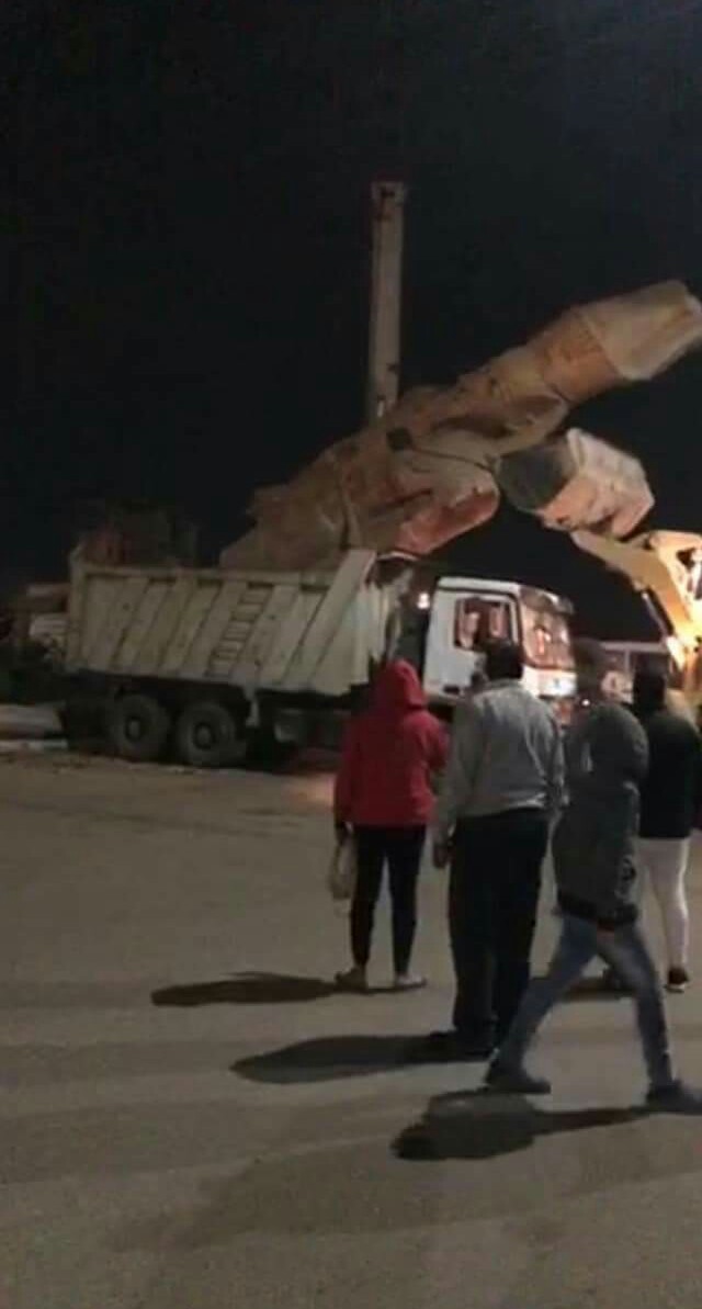 “رسالة من الملك” رمسيس الثاني يعلق على نقل تمثاله في عربة قمامة بالشرقية نقل تمثال رمسيس الثاني في الشرقية