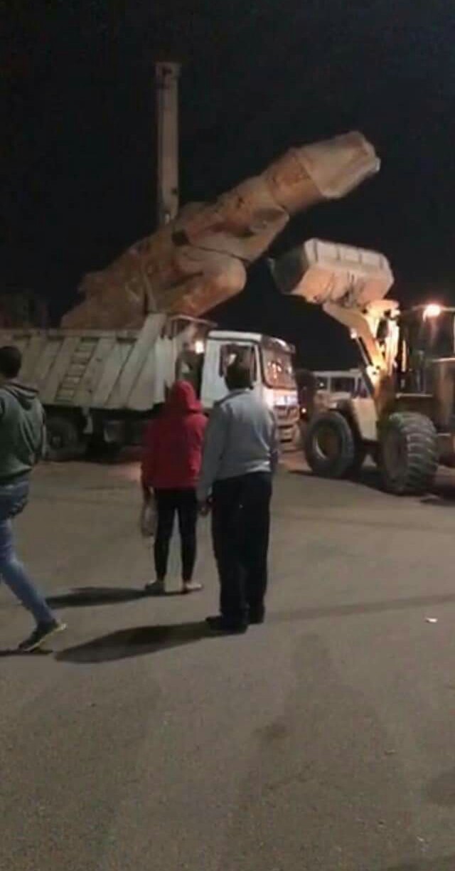 “رسالة من الملك” رمسيس الثاني يعلق على نقل تمثاله في عربة قمامة بالشرقية نقل التمثال