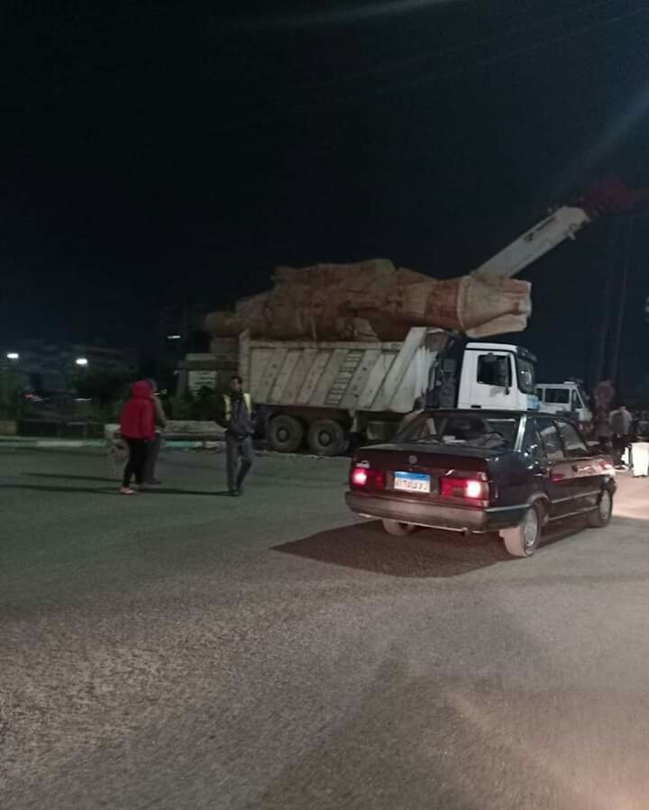 “رسالة من الملك” رمسيس الثاني يعلق على نقل تمثاله في عربة قمامة بالشرقية تمثال رمسيس الثاني على سيارة قمامة