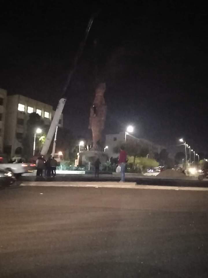 “رسالة من الملك” رمسيس الثاني يعلق على نقل تمثاله في عربة قمامة بالشرقية نقل تمثال رمسيس الثاني في الشرقية