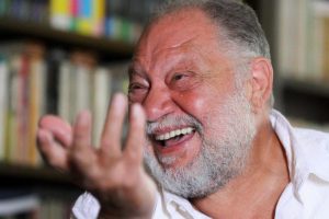 “امك اسمها ايه ؟” .. “أروش” سؤال صحفي في مطلع الألفينات .. وهذه إجابات وردود أفعال النجوم امك