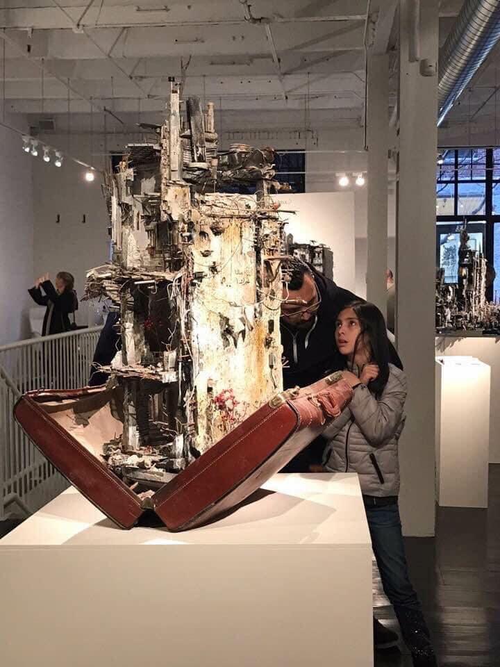 رحل ووضع وطنه المفقود داخل حقائب اللاجئين.. سوريا المعاناة والإبداع (صور) سوريا