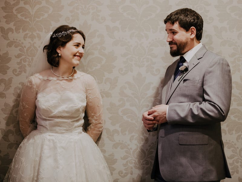 عروس ترتدي فستان زفاف ارتدته جدتها قبل 60 عاماً عروس