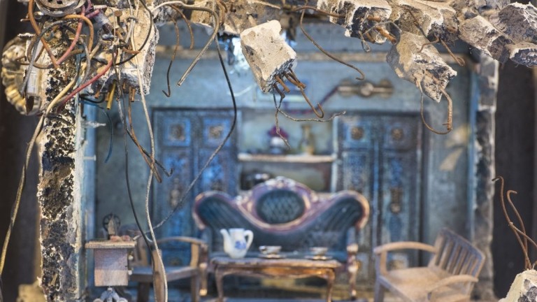 رحل ووضع وطنه المفقود داخل حقائب اللاجئين.. سوريا المعاناة والإبداع (صور) سوريا