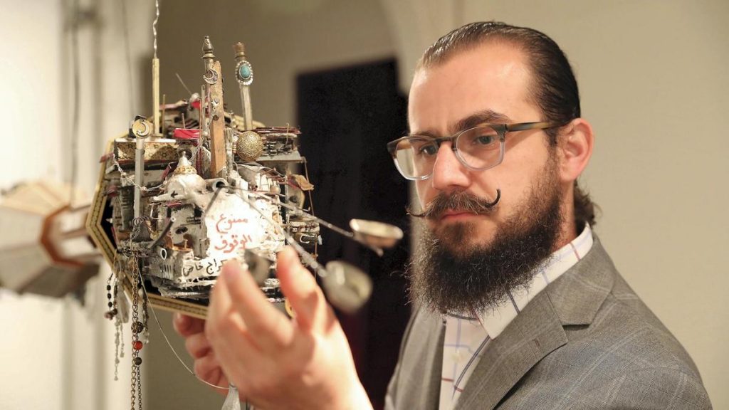 رحل ووضع وطنه المفقود داخل حقائب اللاجئين.. سوريا المعاناة والإبداع (صور) سوريا