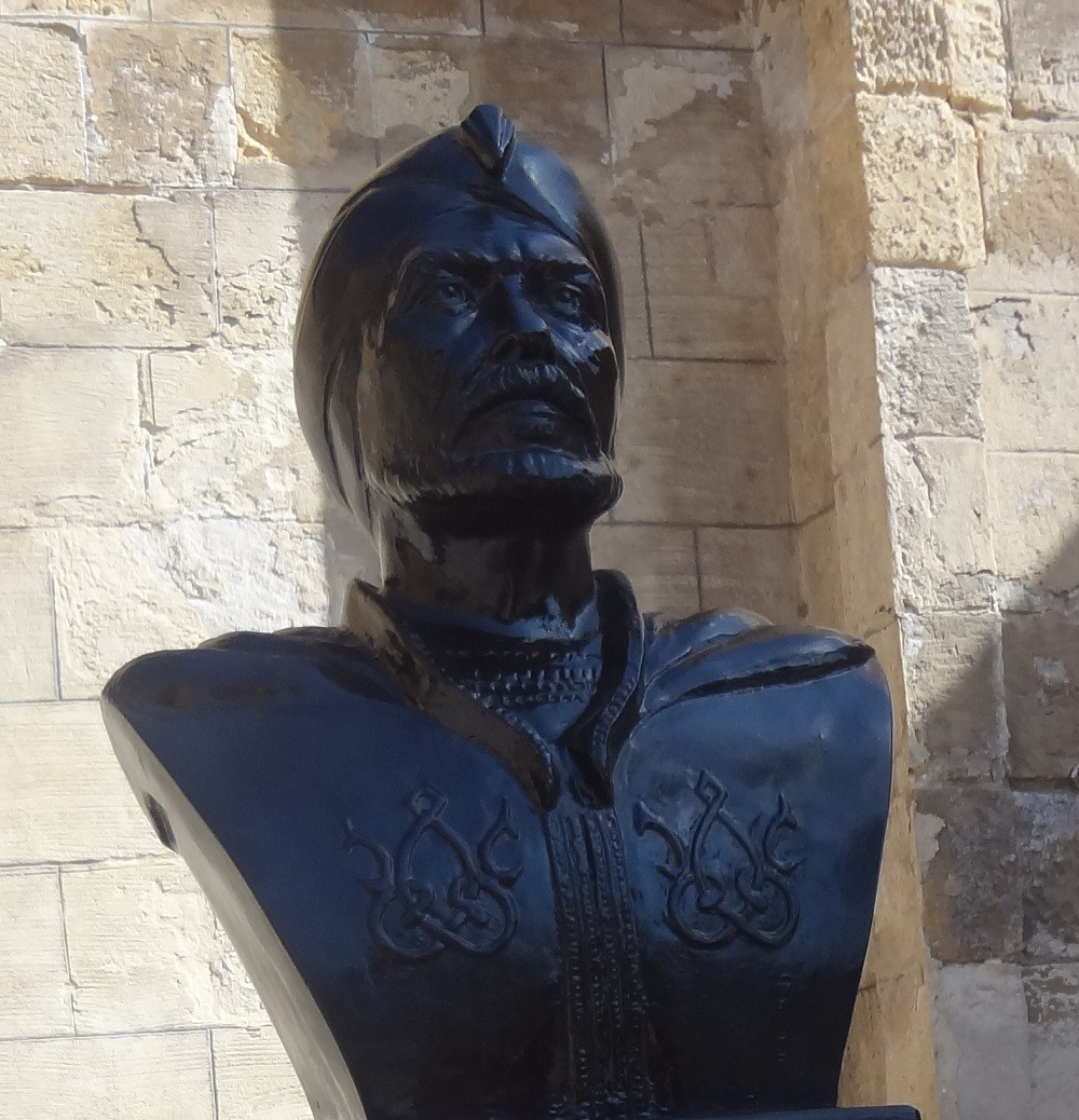 حينما هدم نابليون بونابرت قصر صلاح الدين الأيوبي في مصر تمثال صلاح الدين في مصر