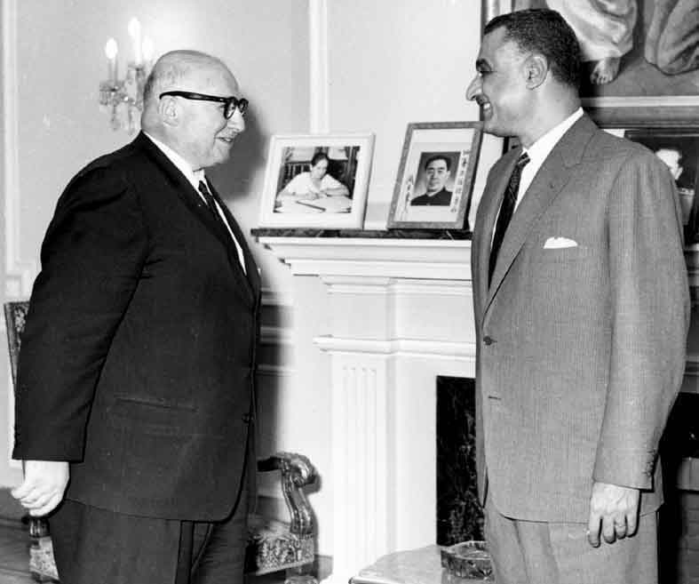 الأرمن وجمال عبدالناصر .. قصة خلية جاسوسية كشفتها المخابرات المصرية جمال عبدالناصر وجورج مارديكيان زعيم الأرمن بمنشية البكري