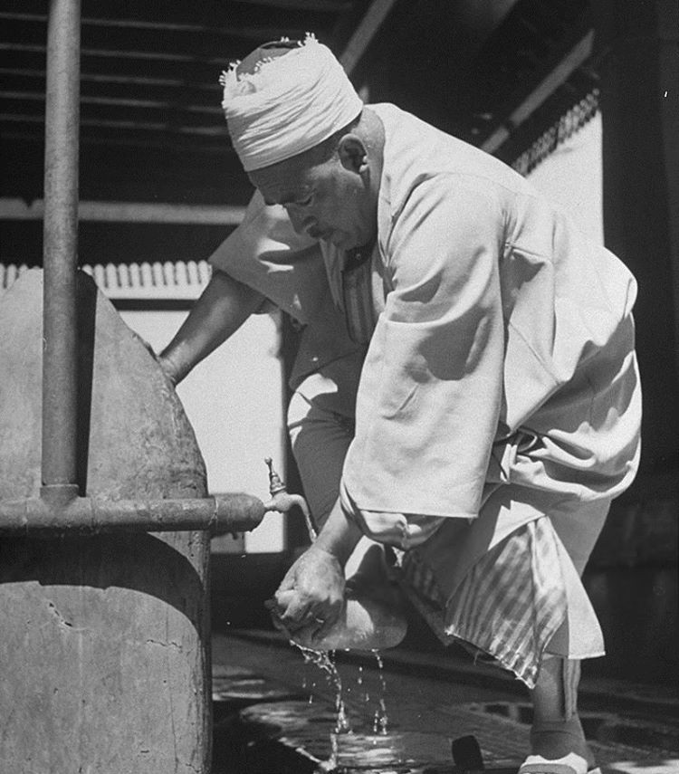 الشاعر جمال بخيت وتاريخ الأزهر “أخطاء لم تُعَلِّمه من أين تؤكل الكتف” صورة لاستخدام الحنفيات