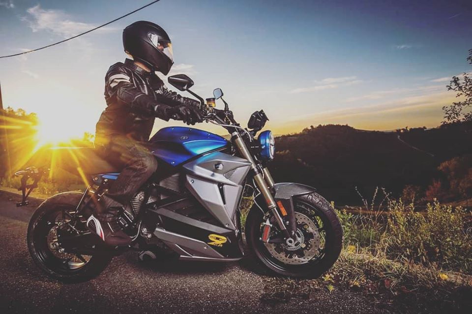 100 مصر.. علي عبده يحقق 3 أرقام قياسية ويروج لرؤية مصر 2030 فوق دراجته الكهربائية 100 مصر