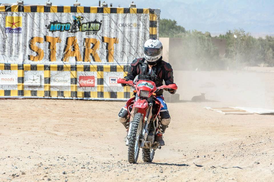 100 مصر.. علي عبده يحقق 3 أرقام قياسية ويروج لرؤية مصر 2030 فوق دراجته الكهربائية 100 مصر