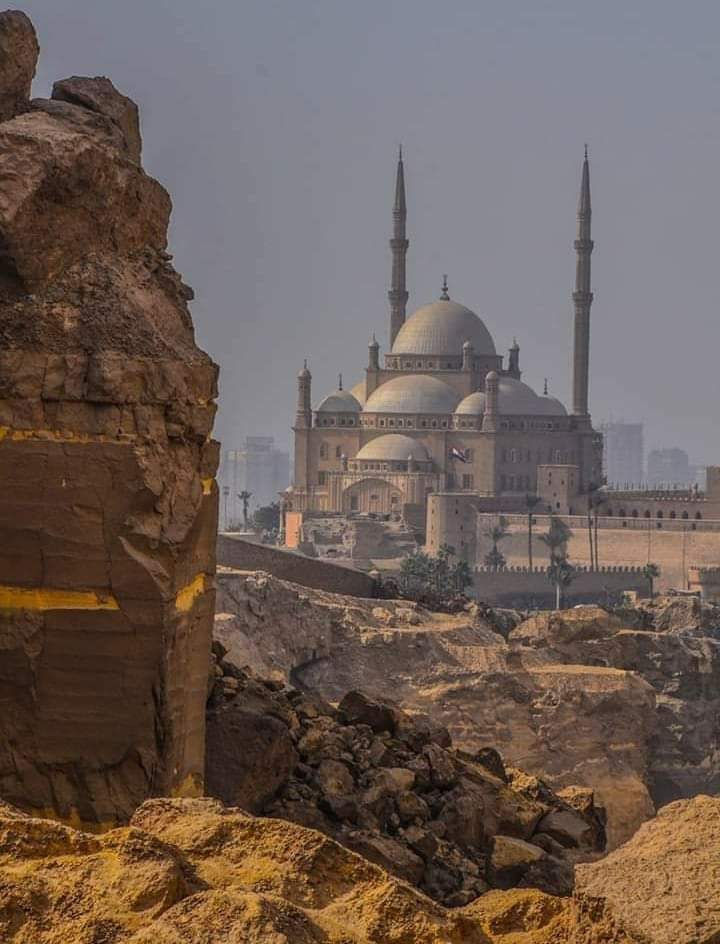 حينما هدم نابليون بونابرت قصر صلاح الدين الأيوبي في مصر قلعة الجبل من ناحية المقطم