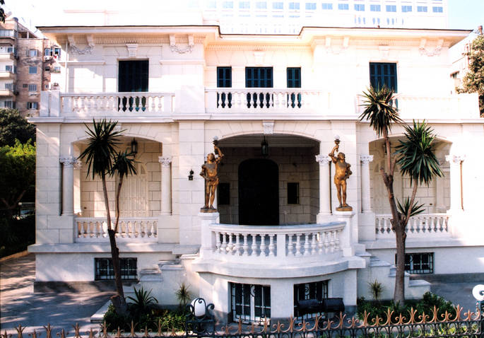 كان يضع “الملبس” ليزوره أحفاده.. الأيام الأخيرة في حياة أحمد شوقي أحمد شوقي