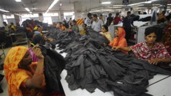 عارضة الأزياء بيبي راسل التي أنقذت عمال الملابس في بنجلاديش من الفقر الملابس