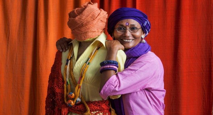 عارضة الأزياء بيبي راسل التي أنقذت عمال الملابس في بنجلاديش من الفقر