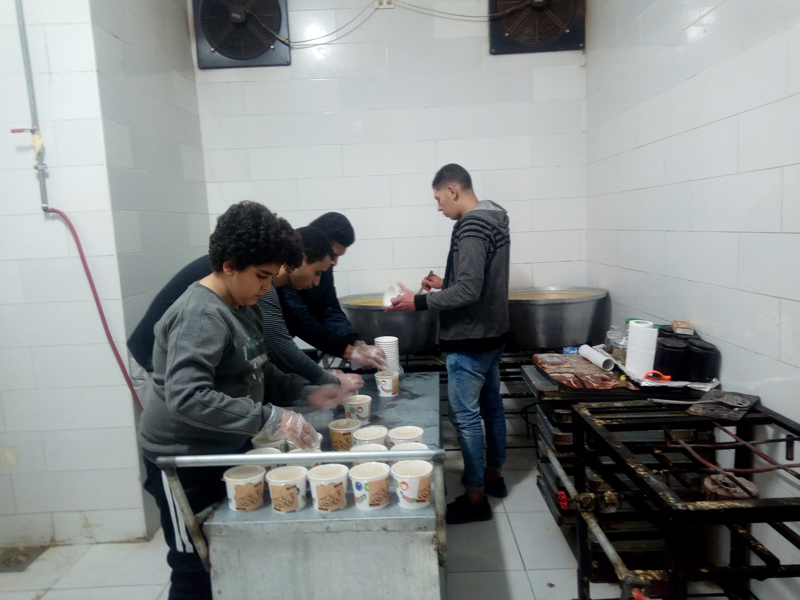 عربية الدفا .. قصة مبادرة الأكل والابتسامة وإطعام الخير في الشرقية من داخل المطبخ