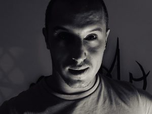 حوار مع مخرج قصة حقيقية..نعلق أخطاءنا على الشيطان وتصحيح المسار يبدأ من الإعتراف بالخطأ قصة حقيقية