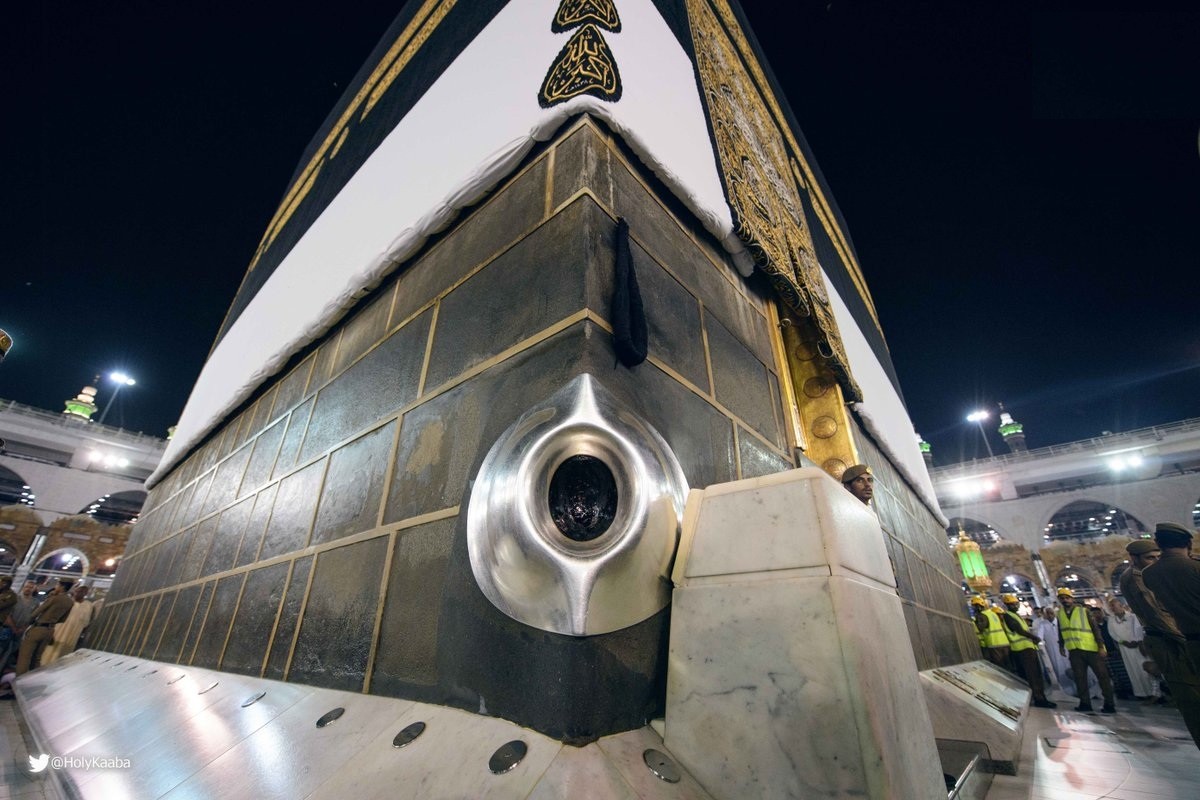 هل توقف الطواف حول الكعبة 40 مرة “أخطاء تغطية المواقع لأخبار كورونا” الحجر الأسود