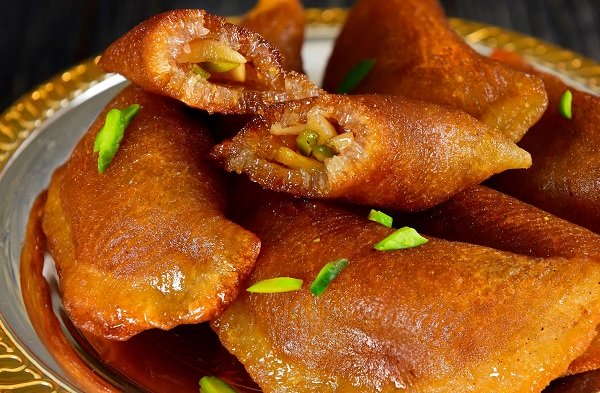 حلويات رمضان “قصص الحب والجوع التي صنعت زينة الموائد” القطايف