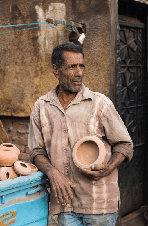 سوق الجمعة .. من تجارة الخردة إلى حديقة الحيوانات الشعبية بائع فخار