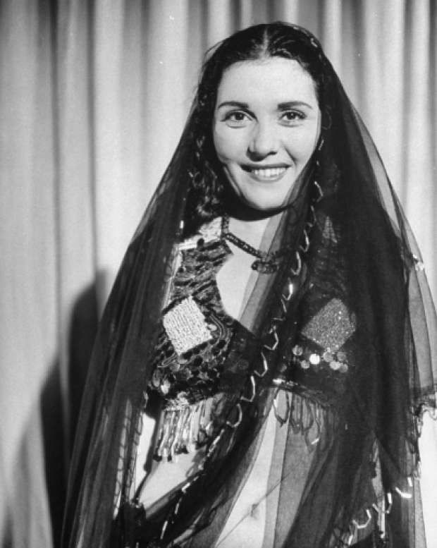 بطريقة إعلان ياسمين صبري لفودافون “نجمات زمان تُجِبن على سؤالها بالعكس” تحية كاريوكا